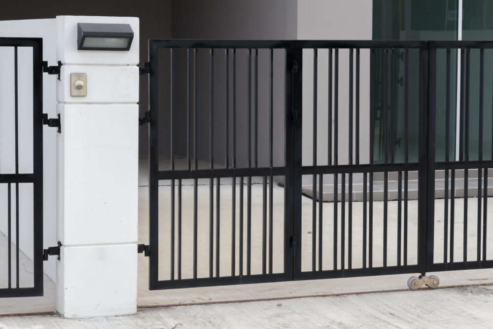Automatic, electric iron gate